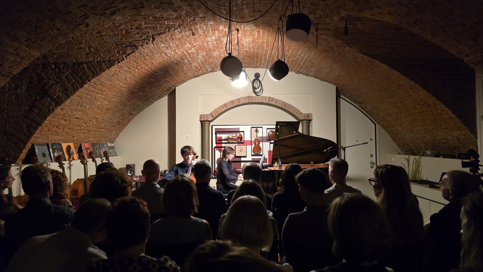 Alla liuteria Amorim, la musica abbraccia il maestro Meneses